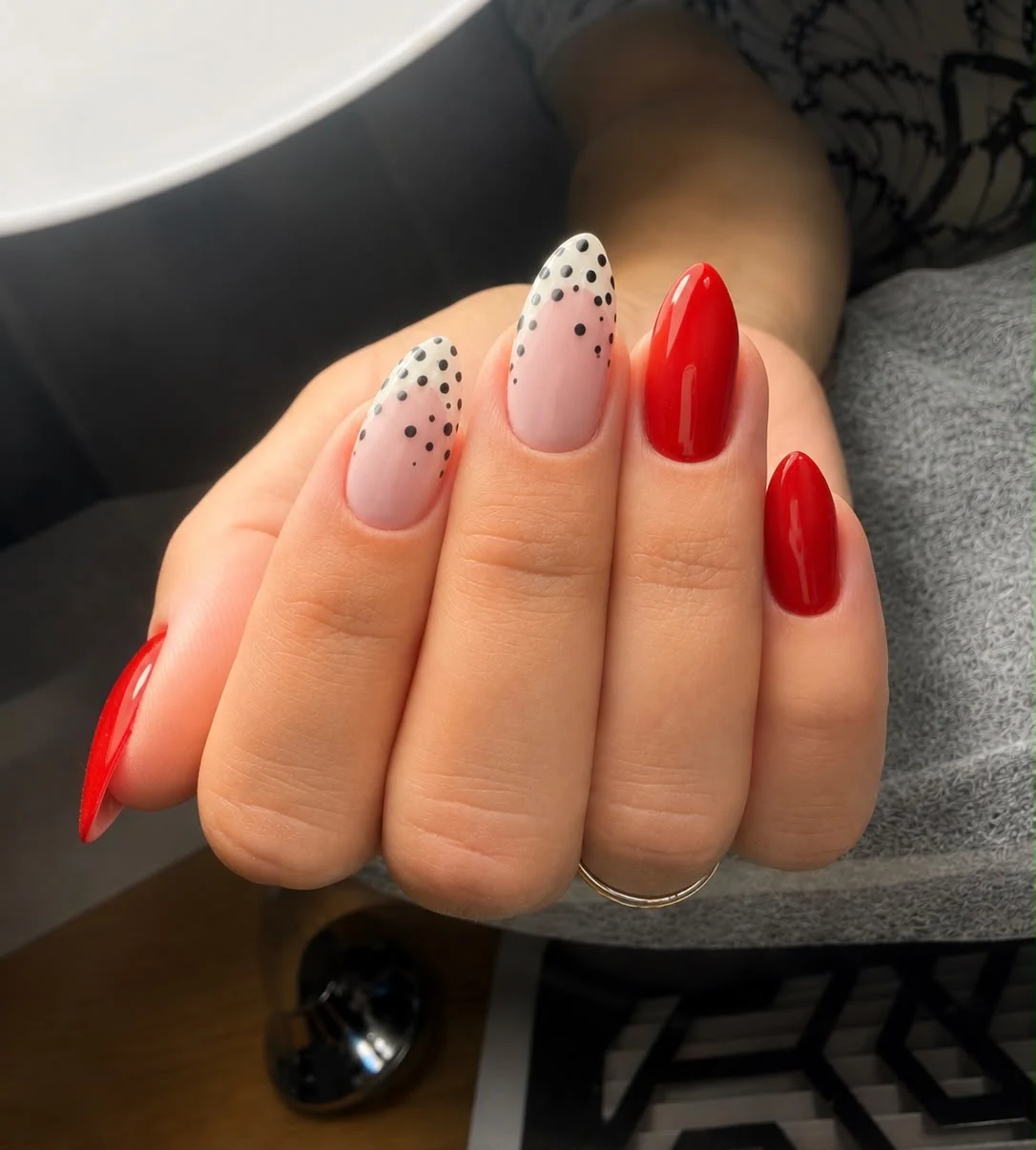 Czerwony manicure z lekkim zdobieniem w kropki