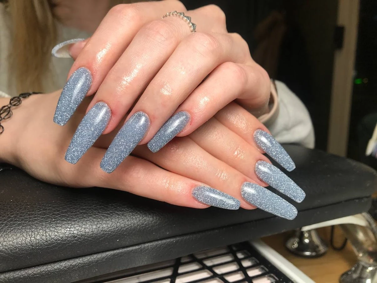 Klasyczna czerwień na paznokciach w kształcie migdałka